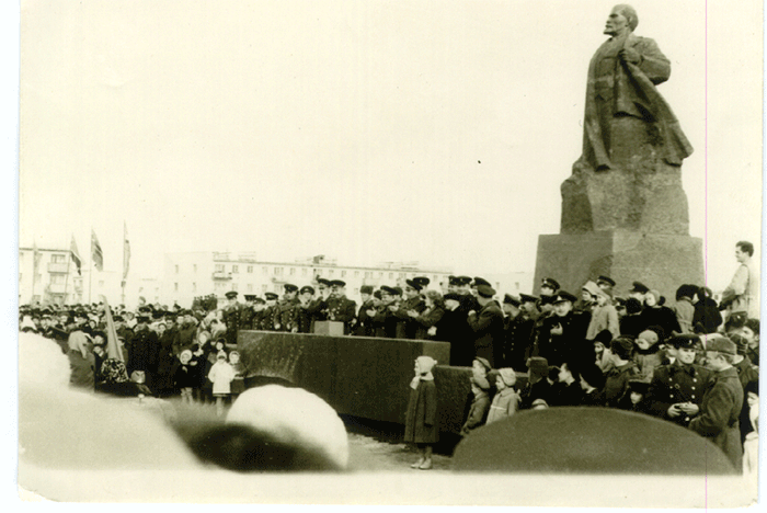 Памятник В. И. Ленину на площади перед ГДО